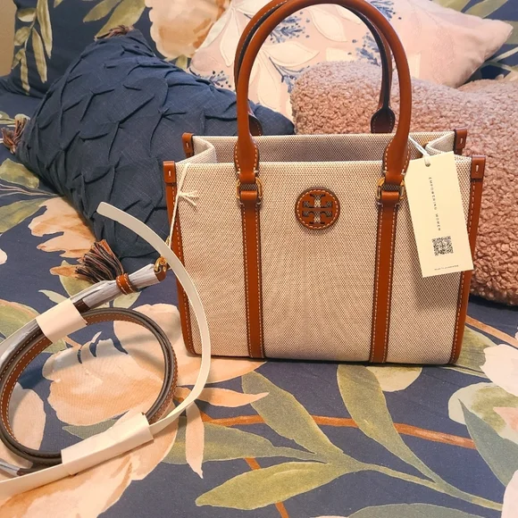 25年★TORY BURCH★BLAKE CANVAS SAMLL TOTE 163098 Tory Burch | Bags | Tory Burch Blake Canvas Small Tote